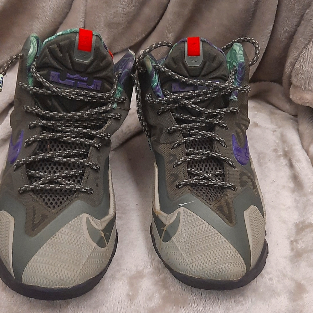 LEBRON JAMES NIKE SNEAKERS SIZE 7 YOUTH